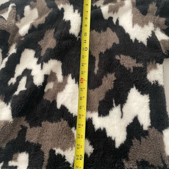 Eddie Bauer Women’s Size M Pullover Sweater Camouflage Fux Fur Half Zip - Picture 11 of 12